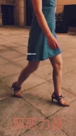 推特上的牛逼露出女神，【邪恶力量】网吧人群中的座位、游戏厅中真空短裙跳舞露B、户外全裸散步 截图9