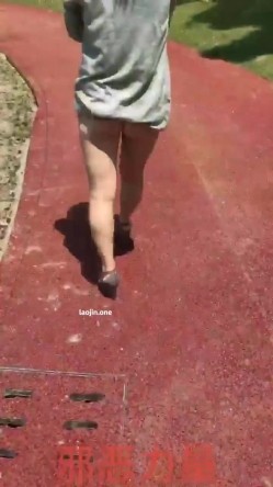 推特上的牛逼露出女神，【邪恶力量】网吧人群中的座位、游戏厅中真空短裙跳舞露B、户外全裸散步 截图12