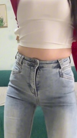 快手极品少妇【爱吃香菜】健身婊就是骚,身材不错,毛少奶圆逼粉,自搓奶头,摸逼流水都拉丝了 截图16