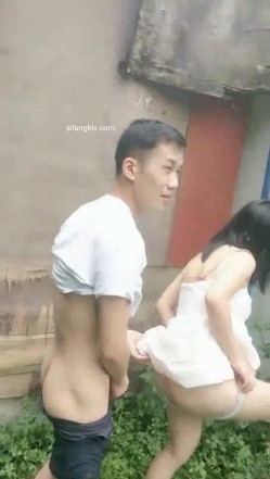 野外~玩刺激~玩心跳~【无敌小表妹】2男2女~车震小树林~茅屋~操出血，家中3P啪啪 截图5