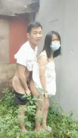 野外~玩刺激~玩心跳~【无敌小表妹】2男2女~车震小树林~茅屋~操出血，家中3P啪啪 截图7