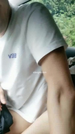 野外~玩刺激~玩心跳~【无敌小表妹】2男2女~车震小树林~茅屋~操出血，家中3P啪啪 截图11