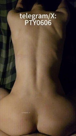 超强健身腱子肉带腹肌女神胖头鱼」健身爱好者反差母狗旅行和群友约多体位抽插，骚得受不了 截图2