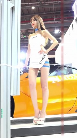 广州车展色色的摄影师各种角度 捕捉身材火爆的美女模特各种不经意间的走光 截图3