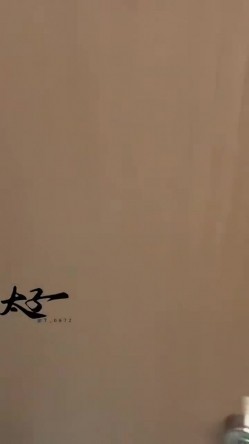 母狗调教训练推特大佬【太子】私拍，各种社死调教反差模特骚女，狗链露出爬行啪啪能玩的都玩了 截图2