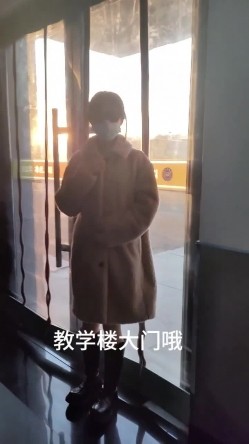 露出界天花板满级狂人！身材苗条性感网红【兔兔】私拍，学校公园商场各种场所人前露出翻屁眼露逼紫薇喷水 截图1