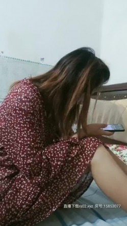 【只管抓好枕头扶好墙】良家小少妇跟屌丝男友的私密生活，出租房里做爱自慰激情无限，美乳翘臀大长腿鲍鱼好漂亮 截图1