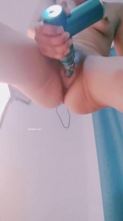 ️超级阿黑颜自慰狂魔【小怪兽】高强度道具双洞自慰，高潮大小便失禁屎尿喷涌，满嘴骚话不断，全程刺激直戳你的XP 截图5