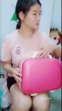 骚货奶妈~【哺乳期】收费自慰挤奶~跳蛋~道具~呻吟声好刺耳，骚逼和大奶子，挑逗你们！ 截图15