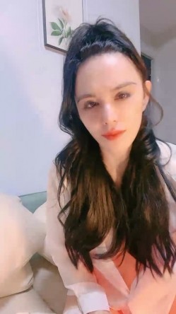 御姐范十足骚女！带上眼镜更有味！白丝袜美腿，拨开丁字裤掰穴，紧致小穴揉搓，娇喘呻吟骚话不断 截图2