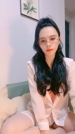 御姐范十足骚女！带上眼镜更有味！白丝袜美腿，拨开丁字裤掰穴，紧致小穴揉搓，娇喘呻吟骚话不断 截图6