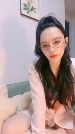御姐范十足骚女！带上眼镜更有味！白丝袜美腿，拨开丁字裤掰穴，紧致小穴揉搓，娇喘呻吟骚话不断 截图7