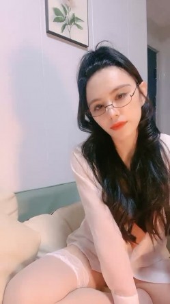 御姐范十足骚女！带上眼镜更有味！白丝袜美腿，拨开丁字裤掰穴，紧致小穴揉搓，娇喘呻吟骚话不断 截图8