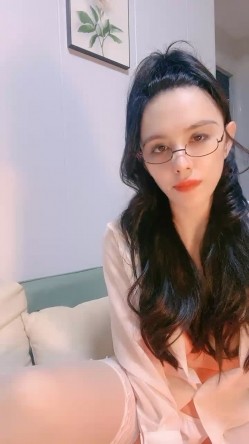 御姐范十足骚女！带上眼镜更有味！白丝袜美腿，拨开丁字裤掰穴，紧致小穴揉搓，娇喘呻吟骚话不断 截图11
