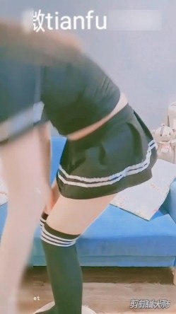 最新网红少女『依依』大尺度魅惑私拍-齐逼短裙 性奴淫语美乳精致欠操 性感包臀掰穴自摸淫荡美穴 截图1