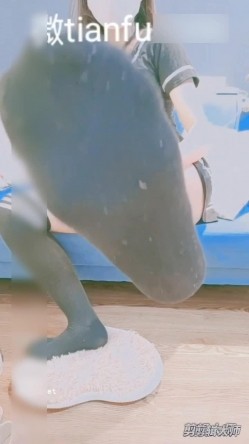 最新网红少女『依依』大尺度魅惑私拍-齐逼短裙 性奴淫语美乳精致欠操 性感包臀掰穴自摸淫荡美穴 截图2