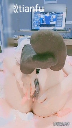 最新网红少女『依依』大尺度魅惑私拍-齐逼短裙 性奴淫语美乳精致欠操 性感包臀掰穴自摸淫荡美穴 截图6