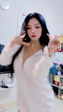 青春无敌，抖音风艺校美少女【杨晓花】定制福利，露脸露点，各种热门BGM裸舞 截图4