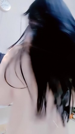 青春无敌，抖音风艺校美少女【杨晓花】定制福利，露脸露点，各种热门BGM裸舞 截图6
