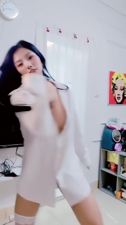 青春无敌，抖音风艺校美少女【杨晓花】定制福利，露脸露点，各种热门BGM裸舞 截图8