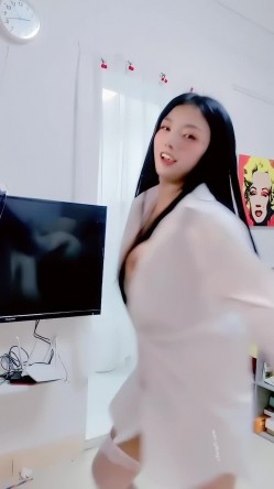 青春无敌，抖音风艺校美少女【杨晓花】定制福利，露脸露点，各种热门BGM裸舞 截图11