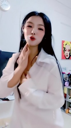 青春无敌，抖音风艺校美少女【杨晓花】定制福利，露脸露点，各种热门BGM裸舞 截图14
