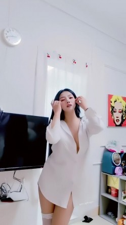 青春无敌，抖音风艺校美少女【杨晓花】定制福利，露脸露点，各种热门BGM裸舞 截图16