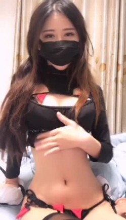 曾经的长腿姑娘现在的奶味少女，黑丝情趣抹胸诱惑，玩的越来越开，双道具双插表演，玩到高潮淫水不断逼都快玩坏了 截图2