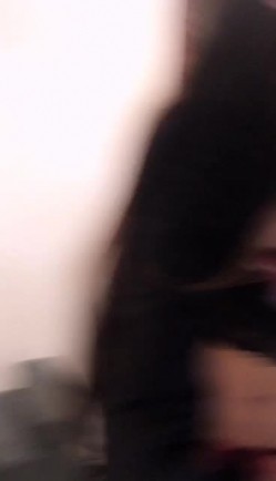 曾经的长腿姑娘现在的奶味少女，黑丝情趣抹胸诱惑，玩的越来越开，双道具双插表演，玩到高潮淫水不断逼都快玩坏了 截图5