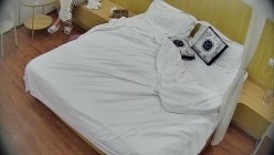 公寓酒店漂亮的小妓女天天晚上都成了空虚男人的寄托 一会就来了三位 前后两人还行 中间是个秒男 截图6