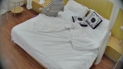 公寓酒店漂亮的小妓女天天晚上都成了空虚男人的寄托 一会就来了三位 前后两人还行 中间是个秒男 截图7