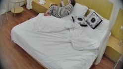 公寓酒店漂亮的小妓女天天晚上都成了空虚男人的寄托 一会就来了三位 前后两人还行 中间是个秒男 截图11