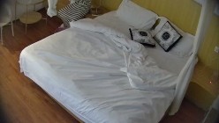 公寓酒店漂亮的小妓女天天晚上都成了空虚男人的寄托 一会就来了三位 前后两人还行 中间是个秒男 截图12