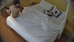 公寓酒店漂亮的小妓女天天晚上都成了空虚男人的寄托 一会就来了三位 前后两人还行 中间是个秒男 截图15