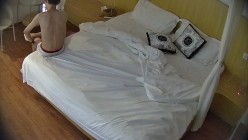 公寓酒店漂亮的小妓女天天晚上都成了空虚男人的寄托 一会就来了三位 前后两人还行 中间是个秒男 截图16