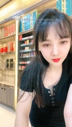 颜值少妇【烟酒店老板娘（羊羊）】在店里自慰喷水，道具自慰，大胆掰逼，颜值顶 截图1