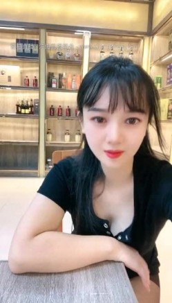 颜值少妇【烟酒店老板娘（羊羊）】在店里自慰喷水，道具自慰，大胆掰逼，颜值顶 截图2