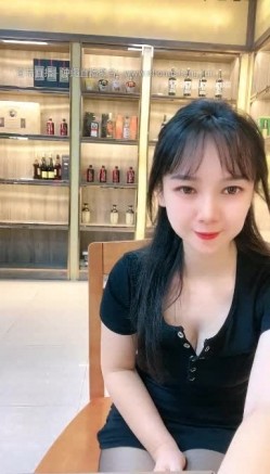 颜值少妇【烟酒店老板娘（羊羊）】在店里自慰喷水，道具自慰，大胆掰逼，颜值顶 截图3
