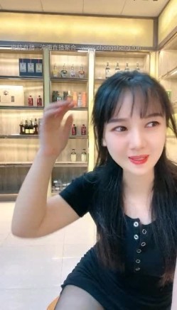 颜值少妇【烟酒店老板娘（羊羊）】在店里自慰喷水，道具自慰，大胆掰逼，颜值顶 截图5