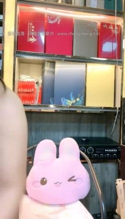 颜值少妇【烟酒店老板娘（羊羊）】在店里自慰喷水，道具自慰，大胆掰逼，颜值顶 截图12