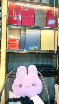 颜值少妇【烟酒店老板娘（羊羊）】在店里自慰喷水，道具自慰，大胆掰逼，颜值顶 截图13