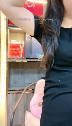 颜值少妇【烟酒店老板娘（羊羊）】在店里自慰喷水，道具自慰，大胆掰逼，颜值顶 截图16