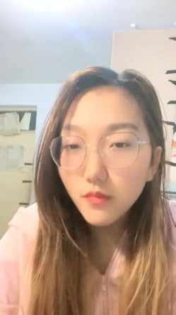 眼镜妹，极品反差婊，【小野猫】新人下海~!学生宿舍~全裸沐浴~柔逼掰穴~流浆，青春胴体给你看~撸管佳作！ 截图2