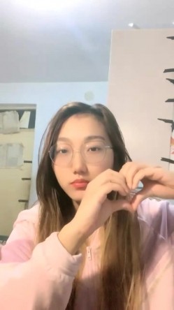 眼镜妹，极品反差婊，【小野猫】新人下海~!学生宿舍~全裸沐浴~柔逼掰穴~流浆，青春胴体给你看~撸管佳作！ 截图4