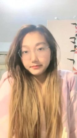 眼镜妹，极品反差婊，【小野猫】新人下海~!学生宿舍~全裸沐浴~柔逼掰穴~流浆，青春胴体给你看~撸管佳作！ 截图5