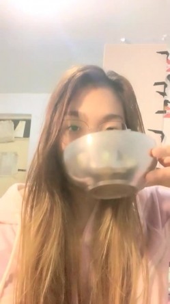 眼镜妹，极品反差婊，【小野猫】新人下海~!学生宿舍~全裸沐浴~柔逼掰穴~流浆，青春胴体给你看~撸管佳作！ 截图6