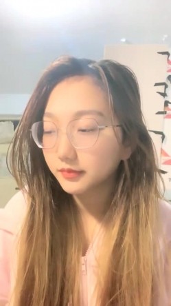眼镜妹，极品反差婊，【小野猫】新人下海~!学生宿舍~全裸沐浴~柔逼掰穴~流浆，青春胴体给你看~撸管佳作！ 截图7