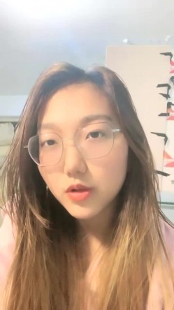 眼镜妹，极品反差婊，【小野猫】新人下海~!学生宿舍~全裸沐浴~柔逼掰穴~流浆，青春胴体给你看~撸管佳作！ 截图8