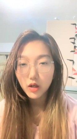 眼镜妹，极品反差婊，【小野猫】新人下海~!学生宿舍~全裸沐浴~柔逼掰穴~流浆，青春胴体给你看~撸管佳作！ 截图9