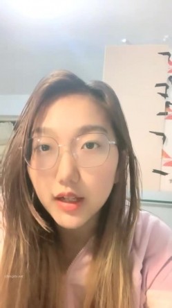 眼镜妹，极品反差婊，【小野猫】新人下海~!学生宿舍~全裸沐浴~柔逼掰穴~流浆，青春胴体给你看~撸管佳作！ 截图10